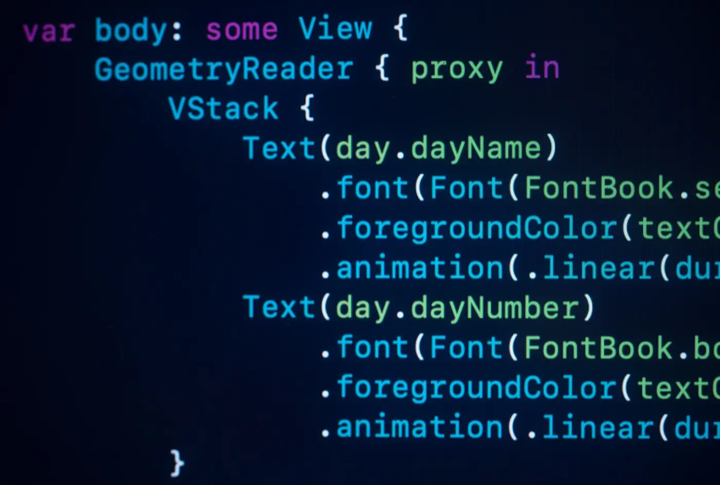 Programmcode auf einem dunklen Bildschirm.